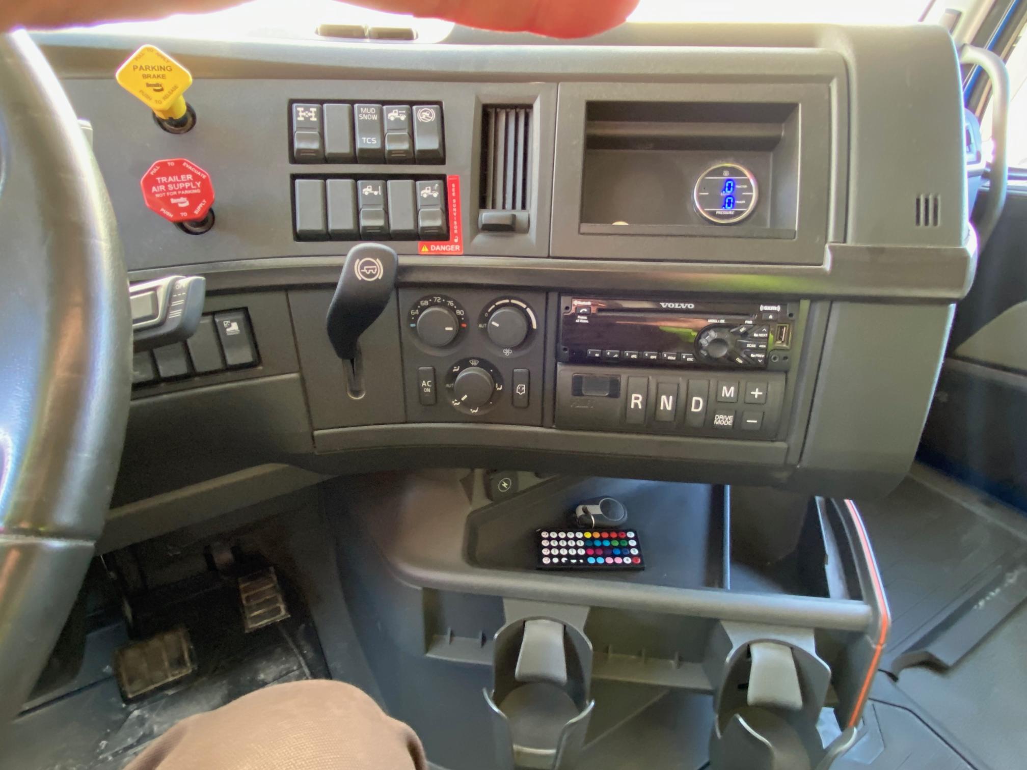 2021 VOLVO VNL - Image 14